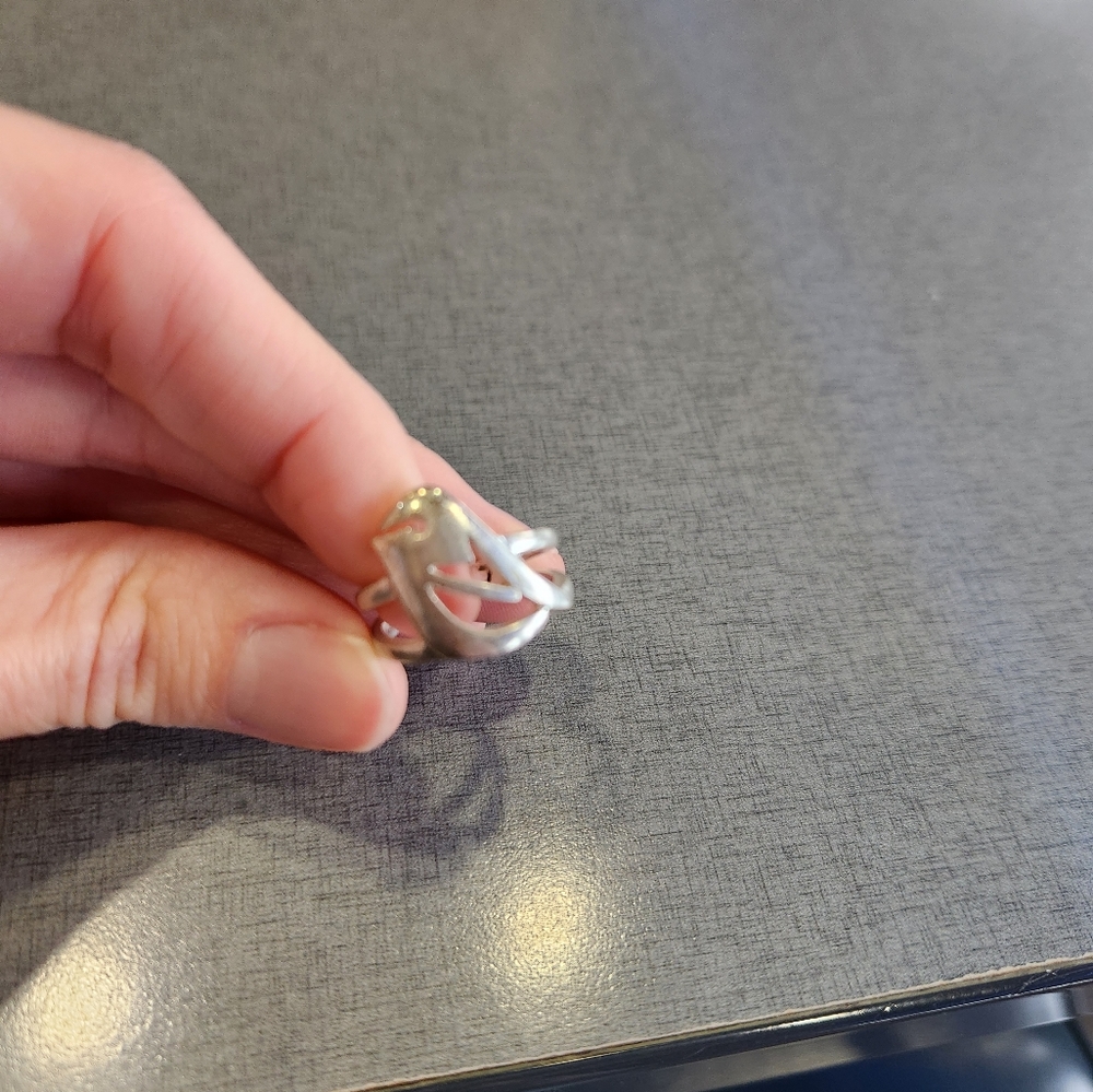 Silver tone ring - Picture 2 of 3